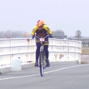 Riders ascending the Cote de La Roche. Photo by Sirotti